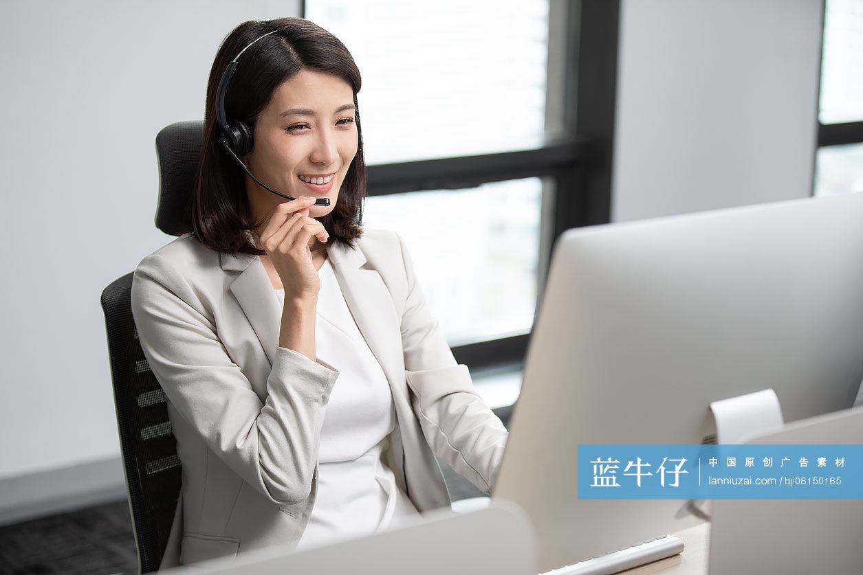 年轻商务女士在办公室工作