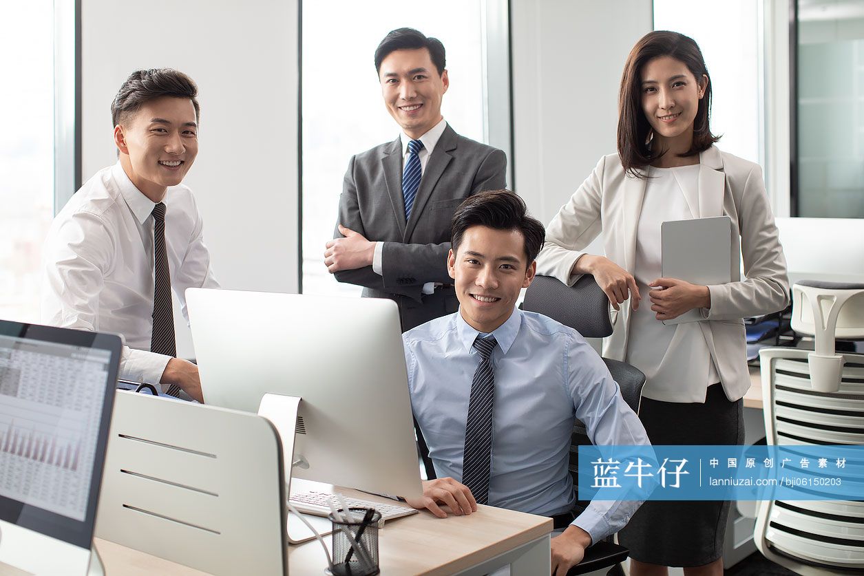 商务人士在办公室工作