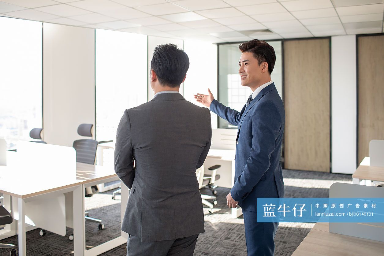 成功商务人士在办公室谈话