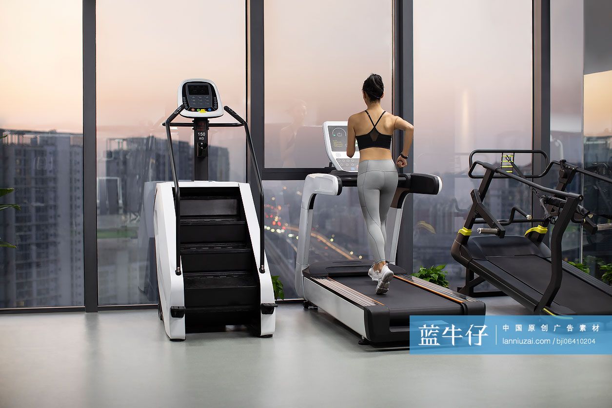 年轻女士在健身房跑步