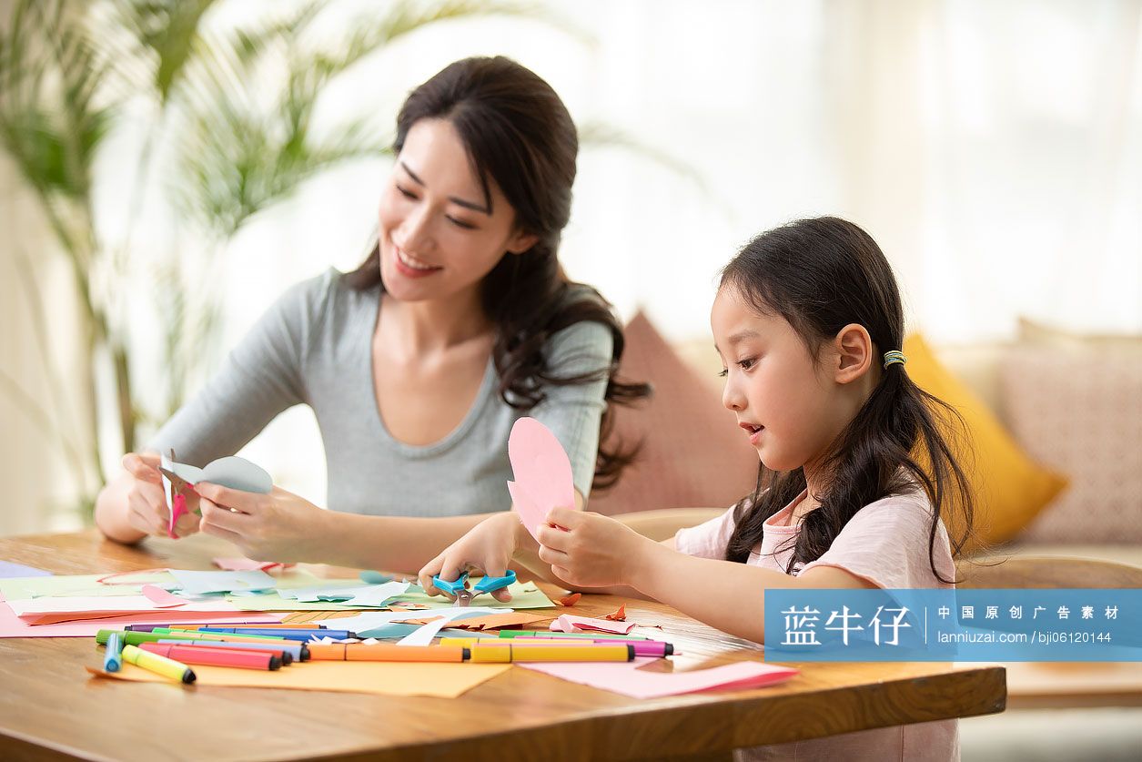 快乐的母女俩在家剪纸