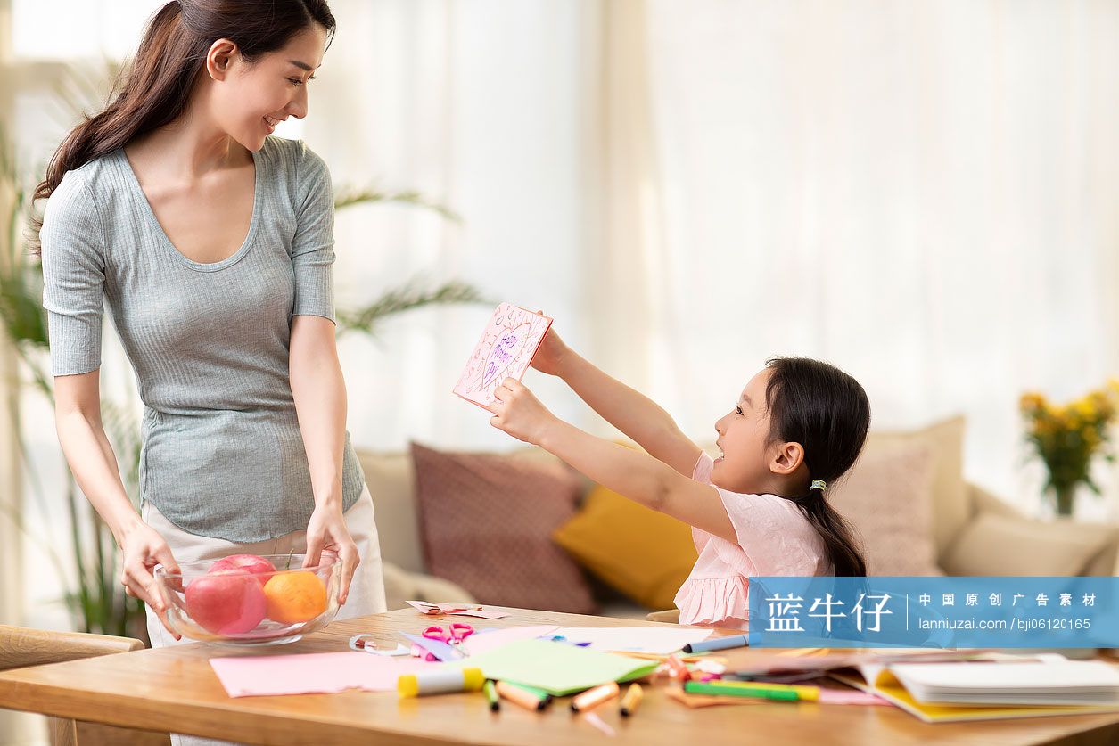 小女孩为母亲制作节日卡片