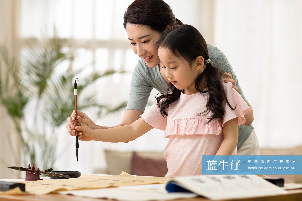 快乐的母女俩在家写毛笔字