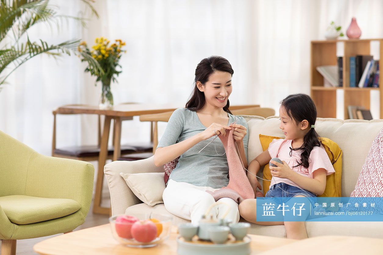 快乐的母女俩在家织围巾