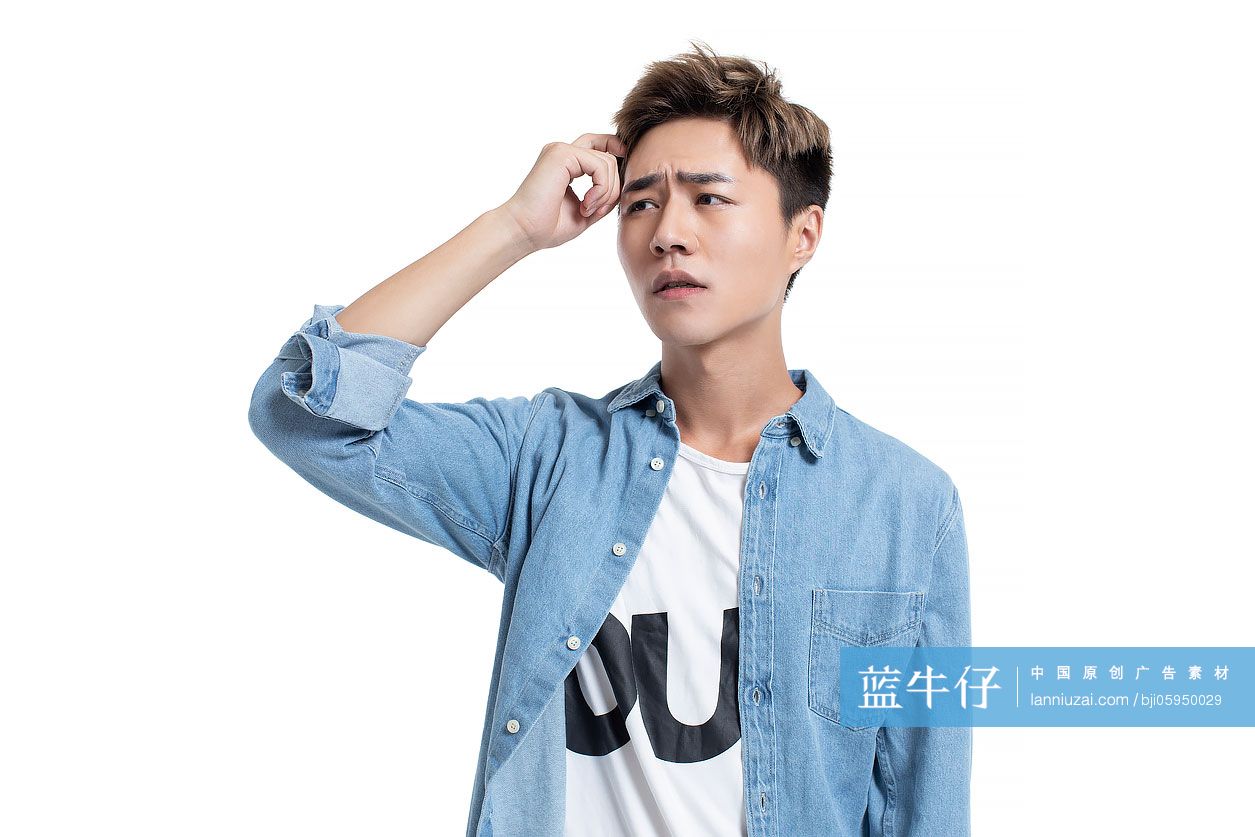 年轻男士挠头