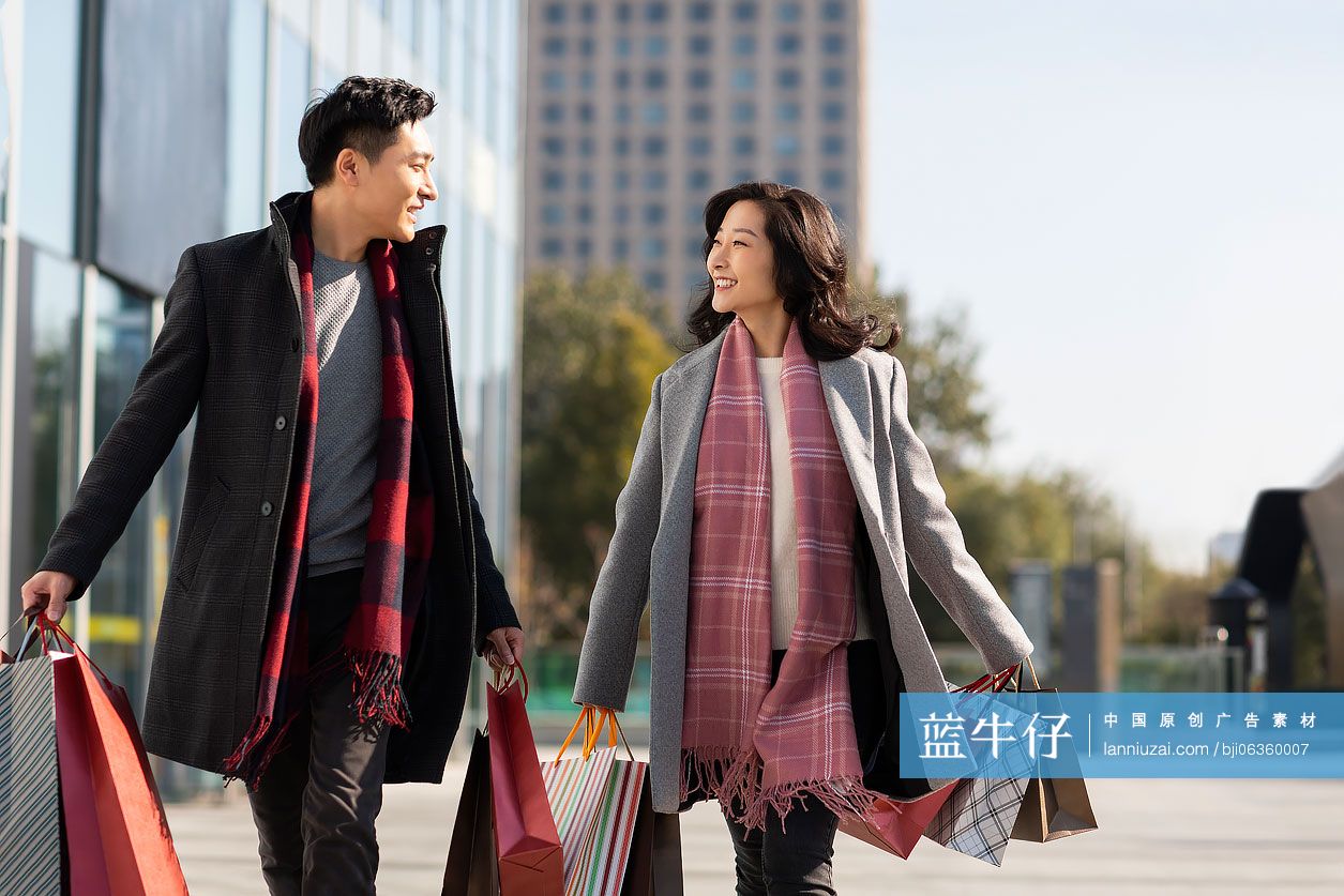 快乐的年轻情侣一起购物