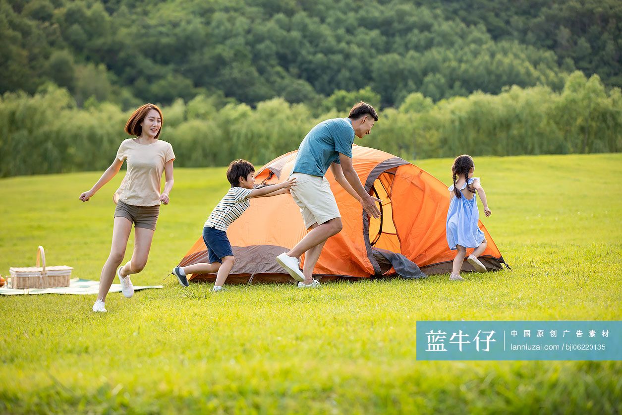 快乐的年轻家庭在户外露营