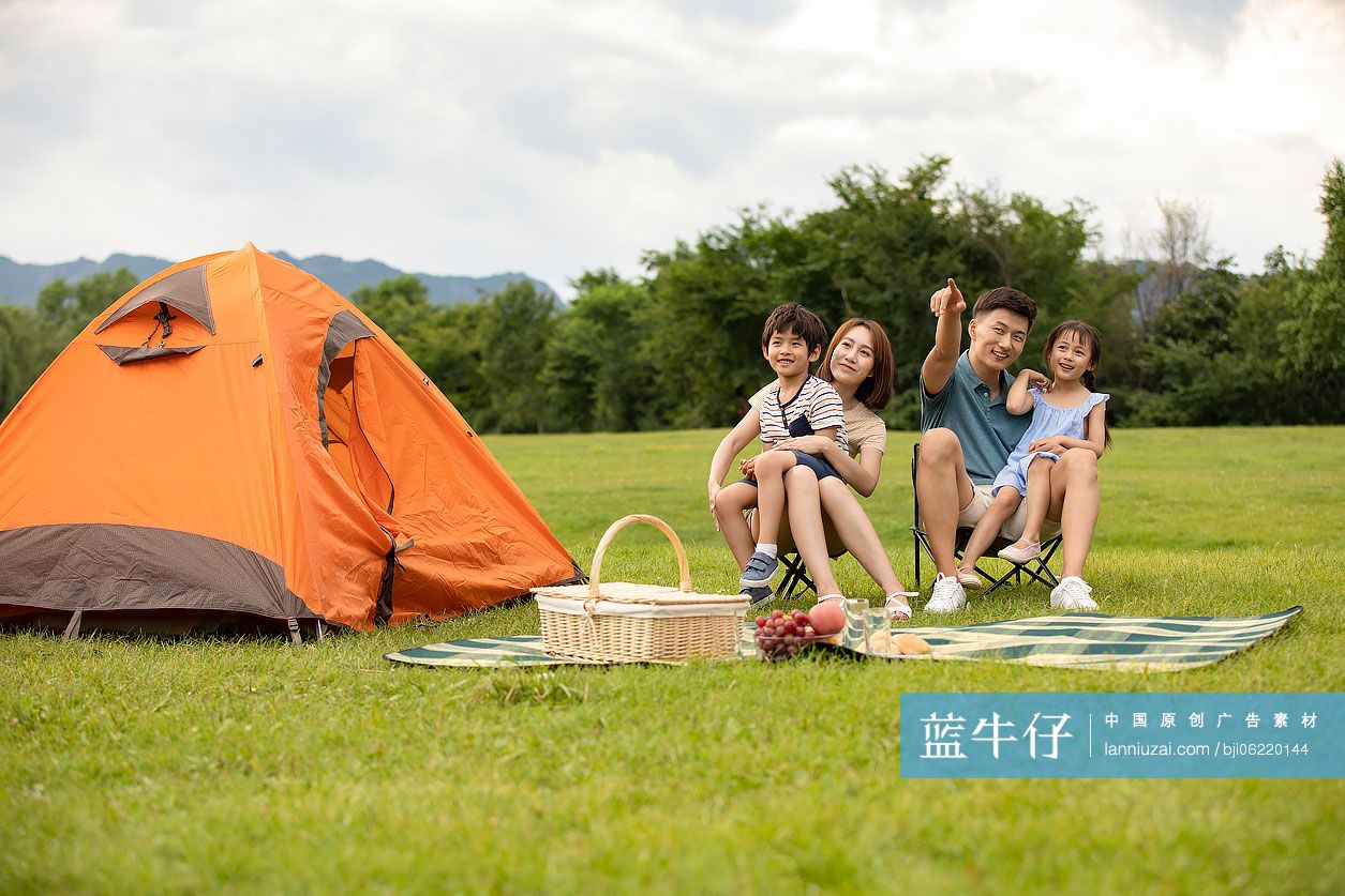 快乐的年轻家庭在户外露营