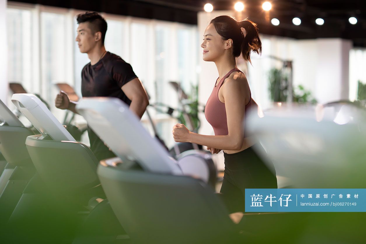 年轻情侣在健身房跑步-蓝牛仔影像-中国原创广告影像素材