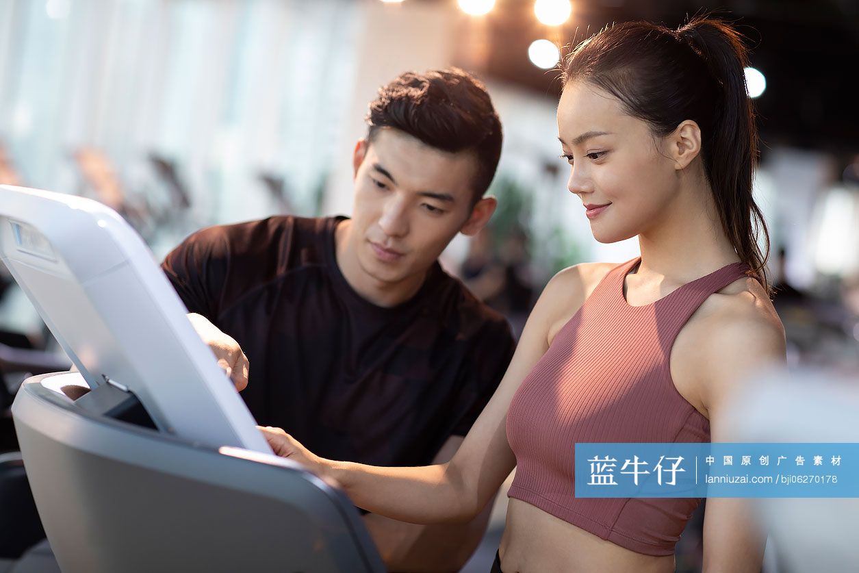 年轻女士在健身房上私教课-蓝牛仔影像-中国原创广告影像素材