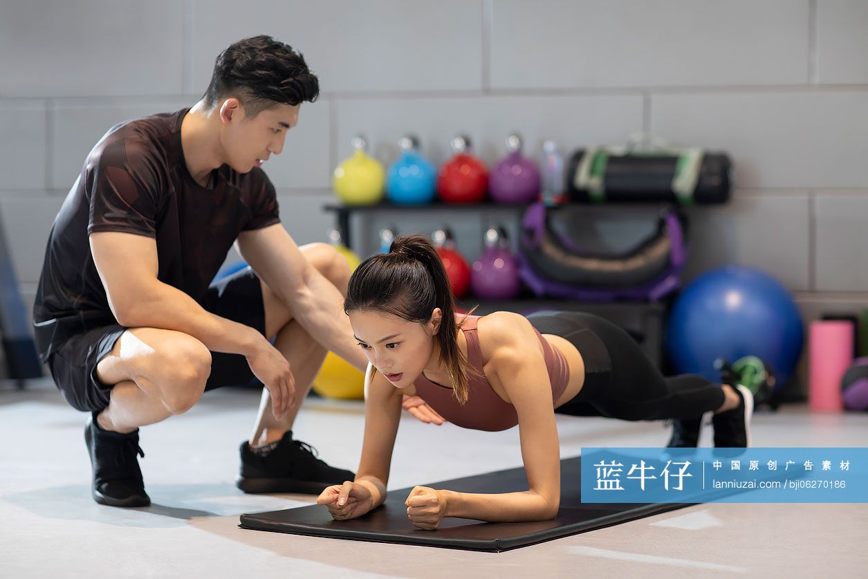 年轻女士在健身房上私教课