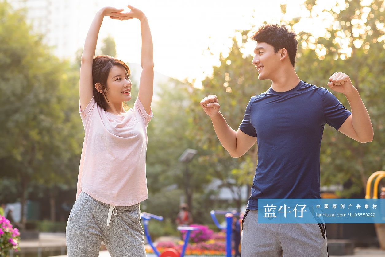 开心的一家人在公园锻炼身体-蓝牛仔影像-中国原创广告影像素材