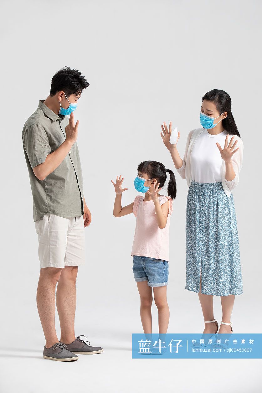 父母教孩子用免洗洗手液消毒