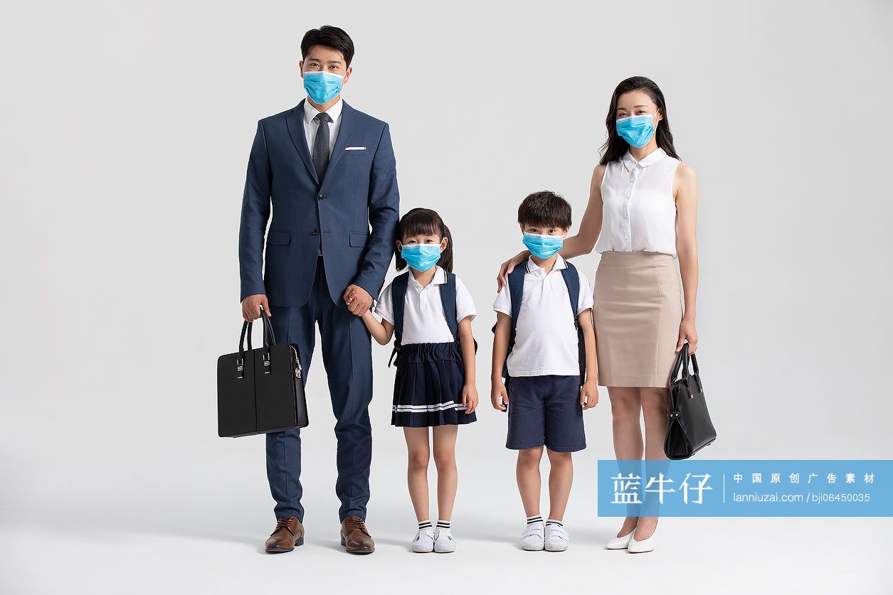 年轻家庭出门前佩戴口罩