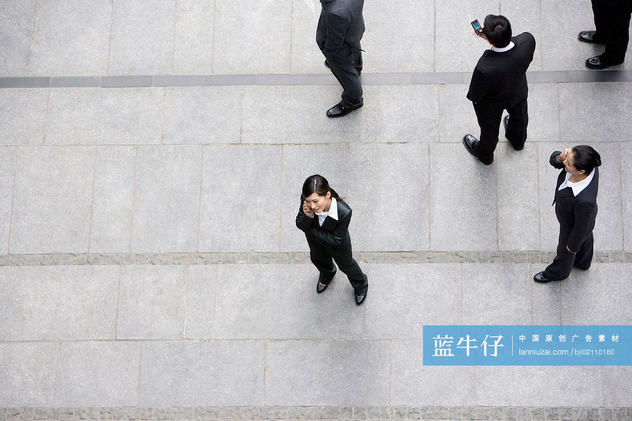 俯拍商务人士打电话