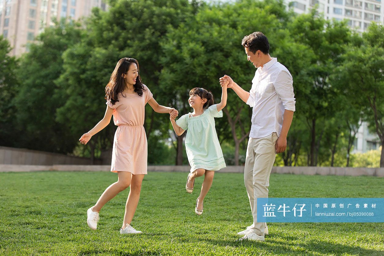 快乐的年轻家庭在公园玩耍-蓝牛仔影像-中国原创广告影像素材
