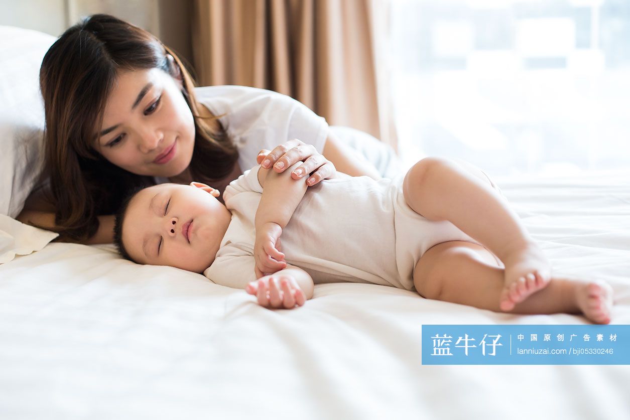 年轻妈妈和熟睡的宝宝