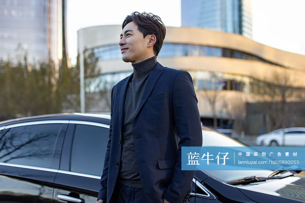 商务男子站在汽车旁边