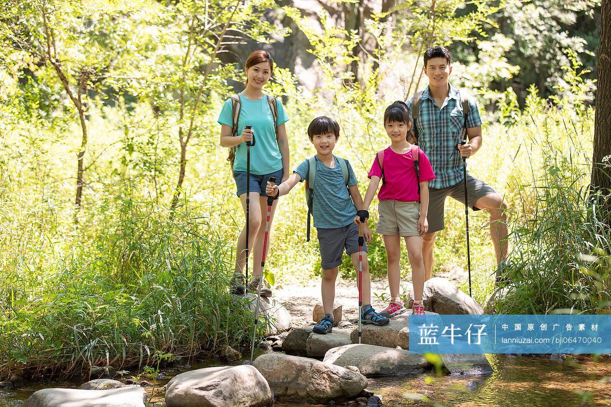 快乐的年轻家庭户外徒步旅行