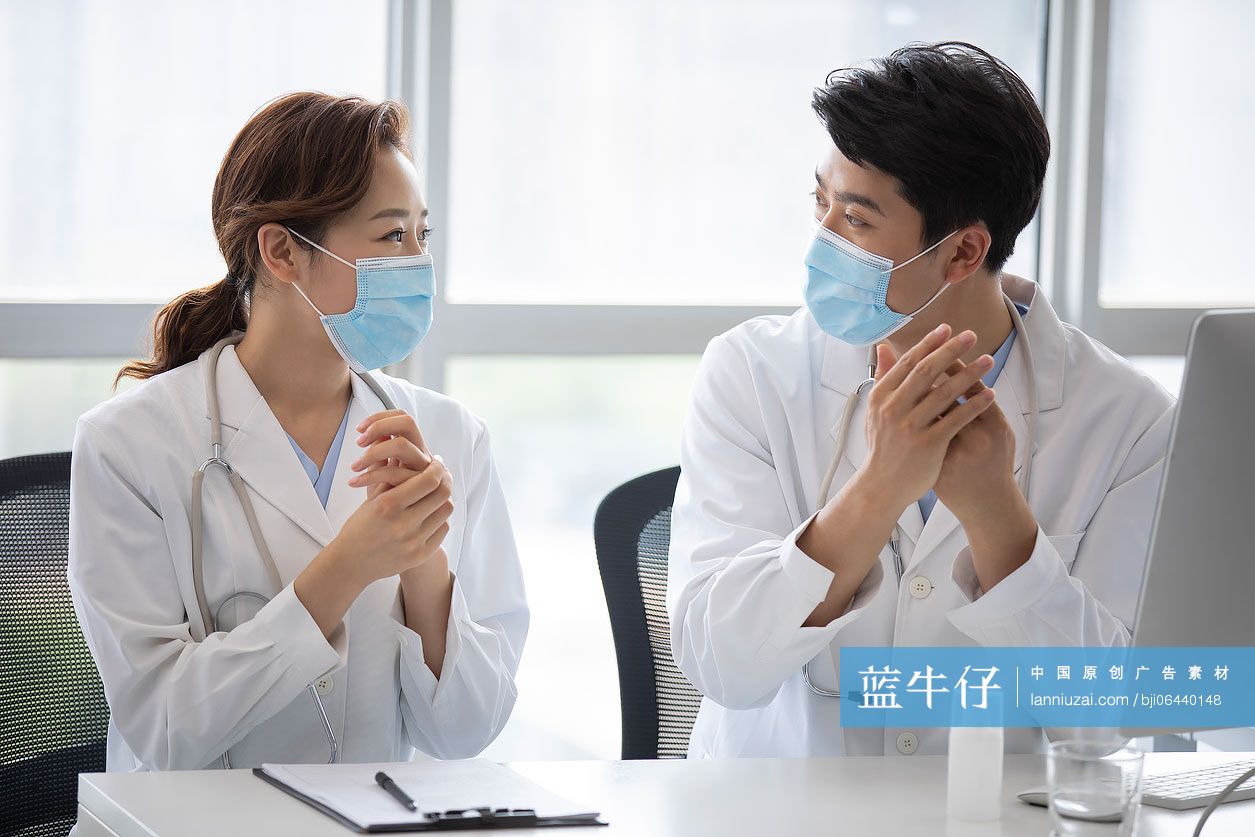 年轻医生在办公室使用免洗洗手液