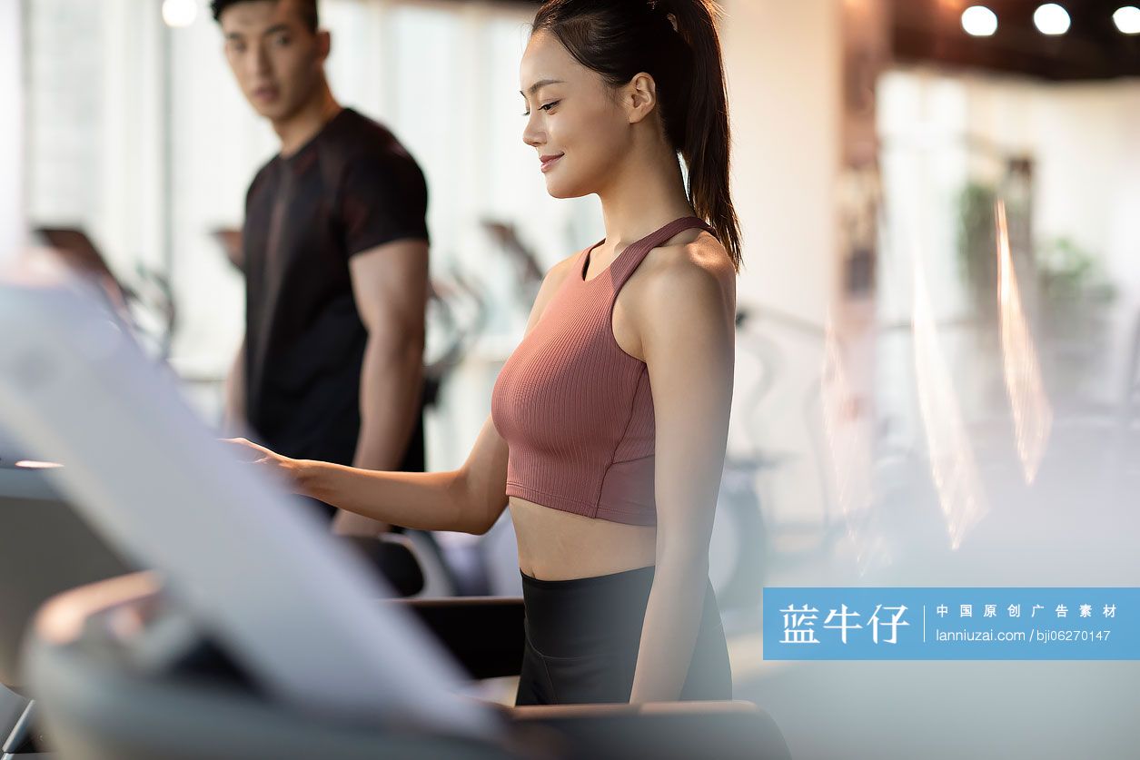 年轻情侣在健身房跑步-蓝牛仔影像-中国原创广告影像素材