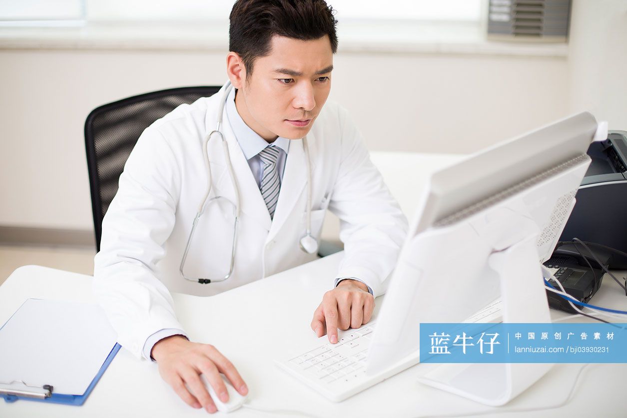 年轻的男医生办公