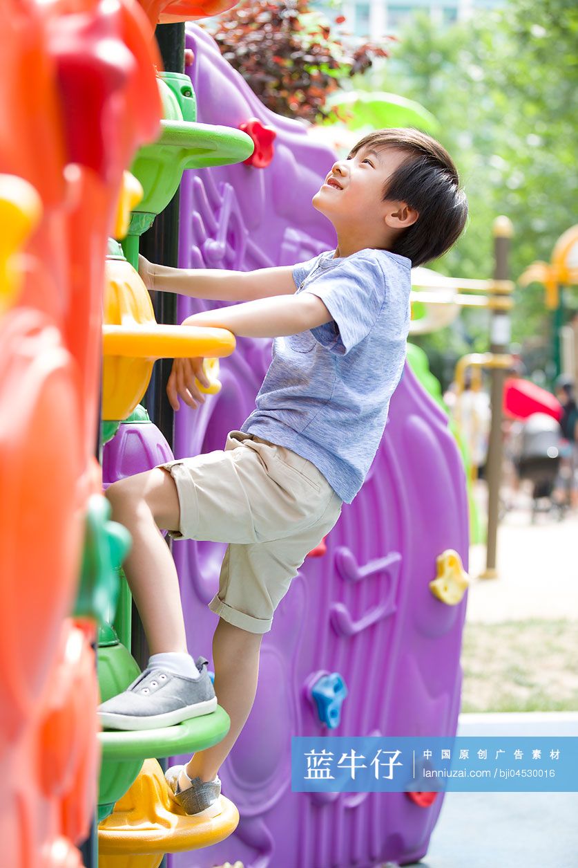 小男孩在游乐园嬉戏