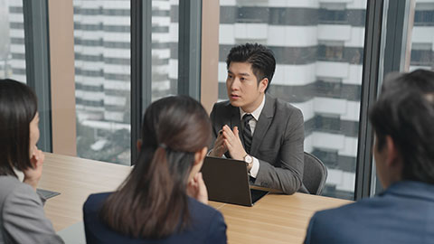 Confident Chinese business people having a meeting,4K