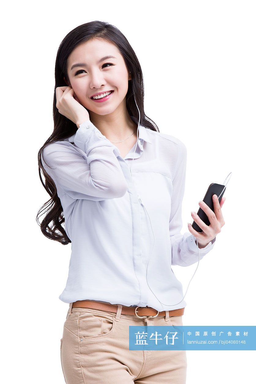 年轻女孩用手机听音乐