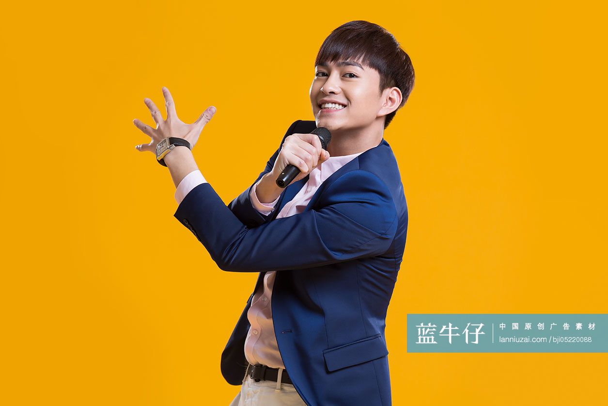 快乐男生拿着麦克风唱歌