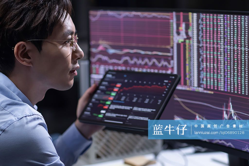 金融分析师在公司加班