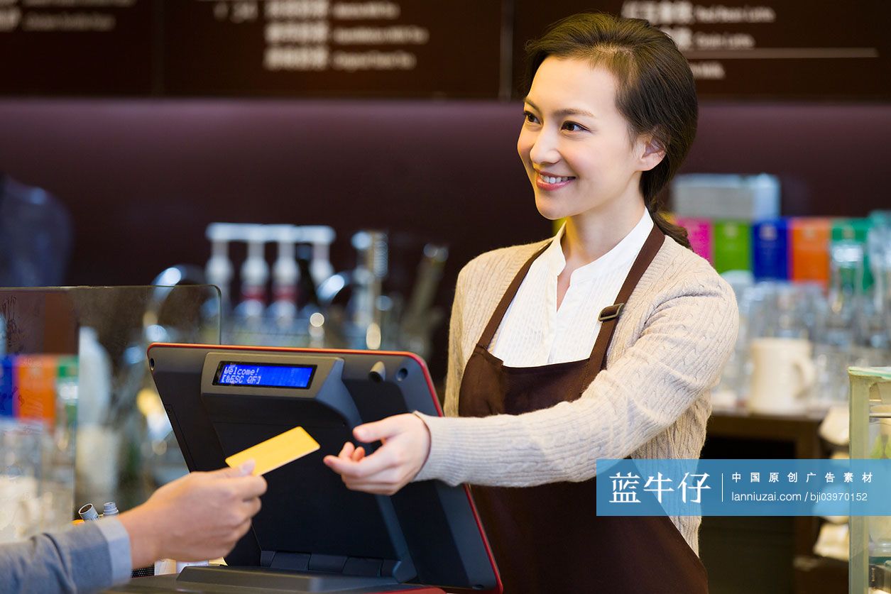 咖啡店顾客使用信用卡结账