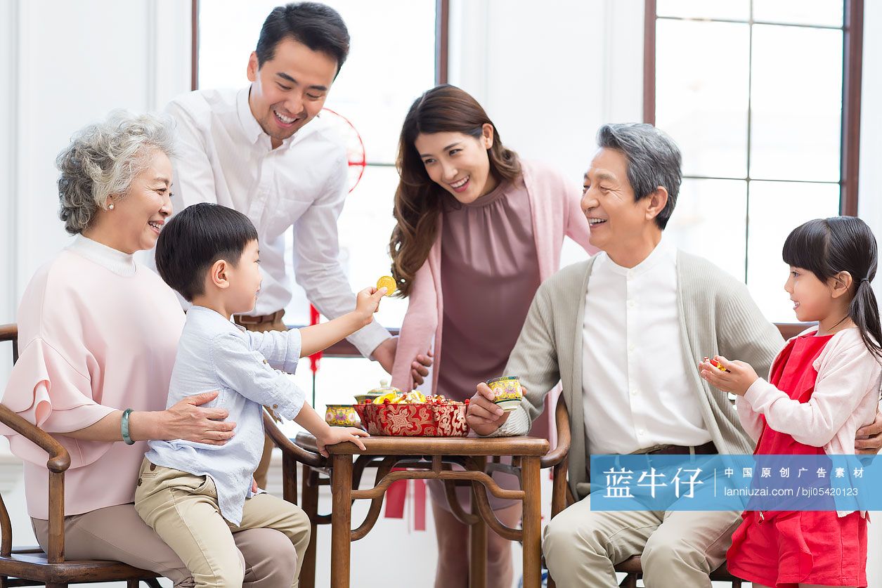 快乐家庭新年欢聚一堂