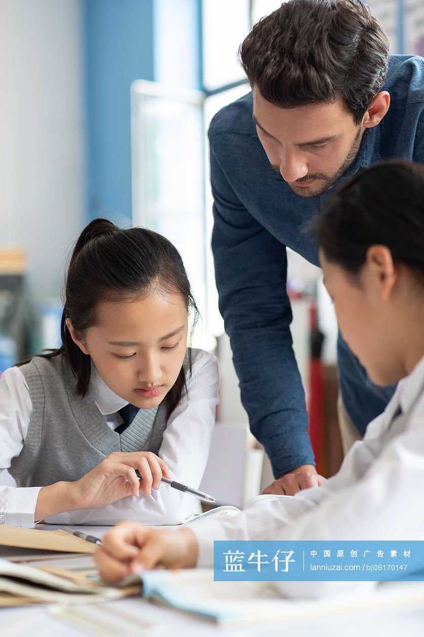 学生和老师在教室讨论