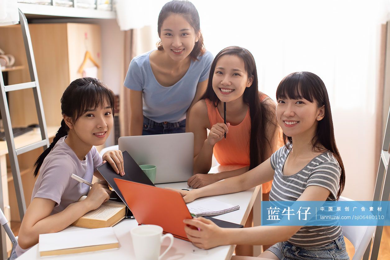 年轻大学生在宿舍学习