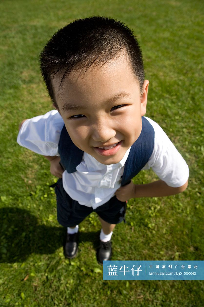 站在草地上的小学生