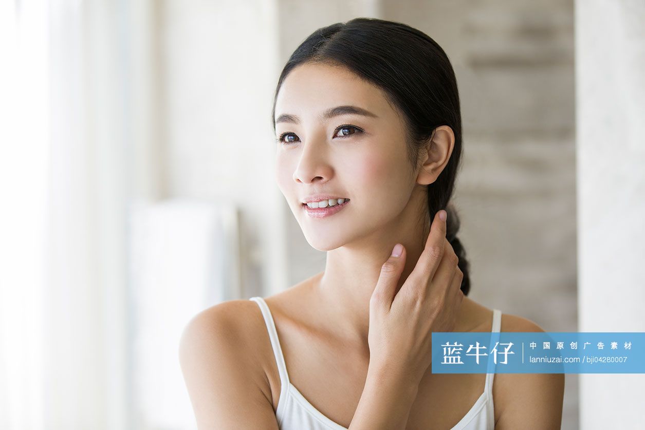 年轻美女擦护肤品