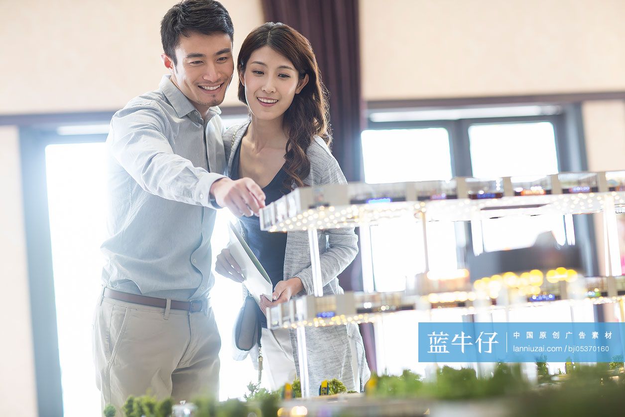 年轻夫妇在售楼处买新房