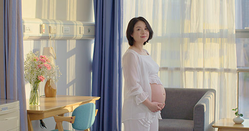 孕妇在病房里