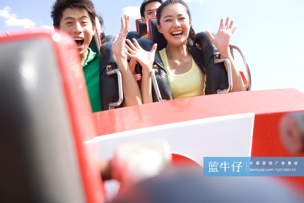 年青情侣玩过山车