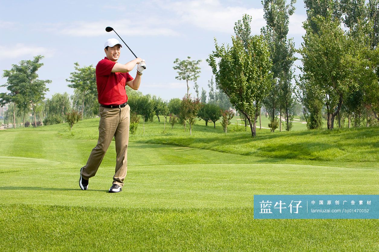 挥杆的高尔夫男球手