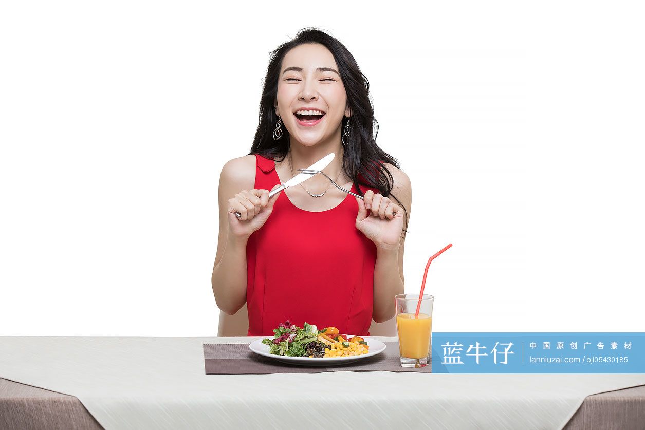年轻时尚女性吃蔬菜沙拉