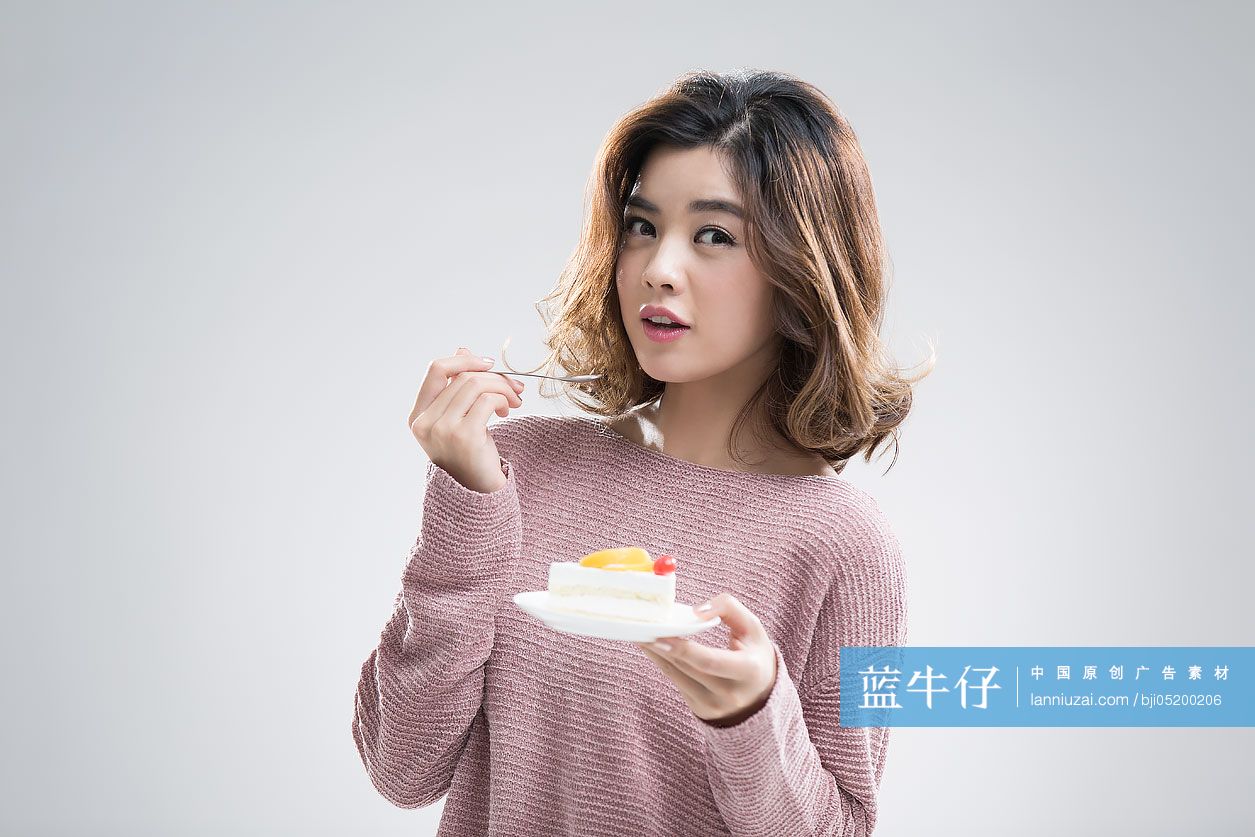 年轻美女吃蛋糕