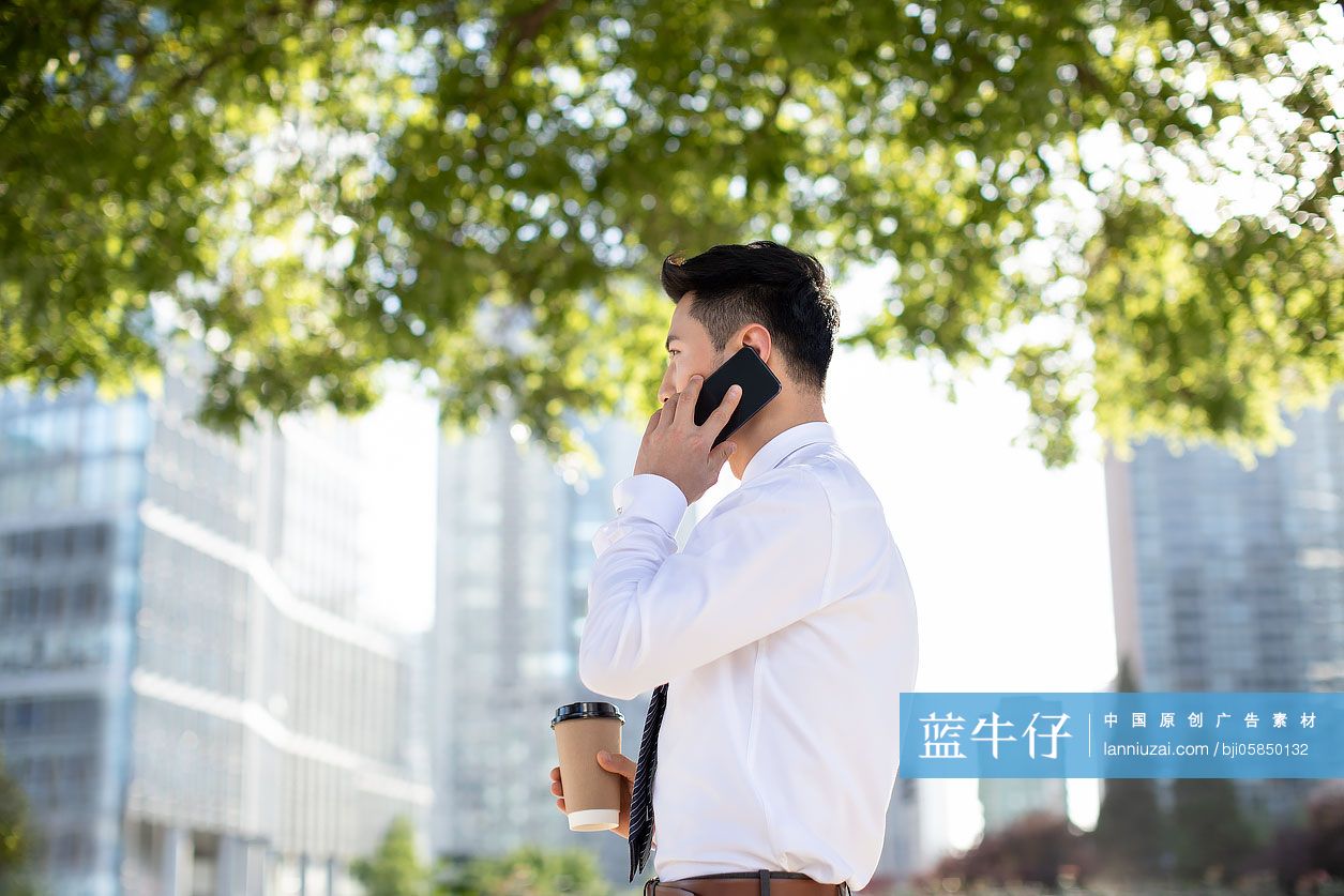 自信的年轻商务男士打电话