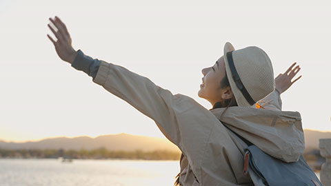 年轻女子在颐和园旅游
