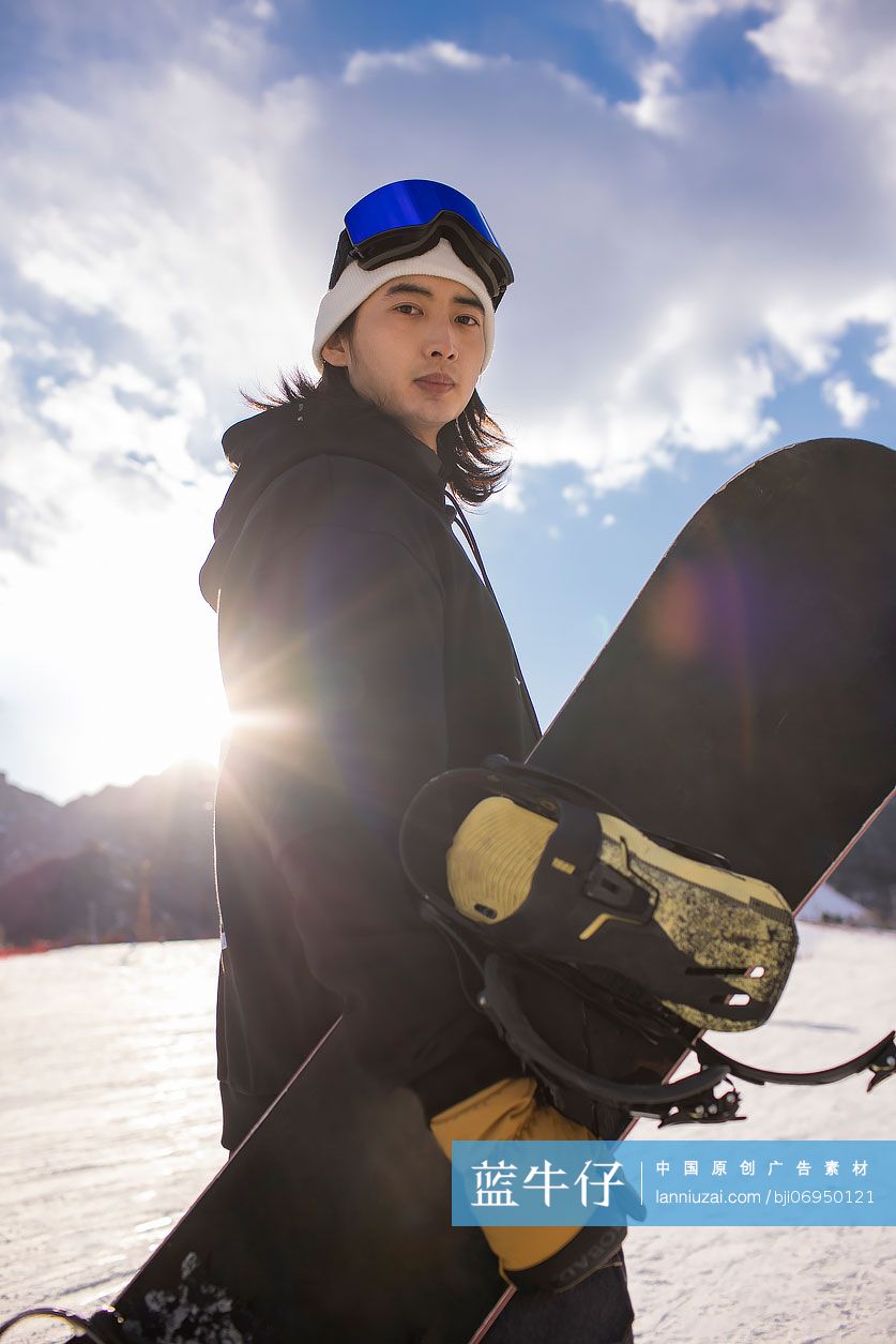 年轻男子在户外滑雪
