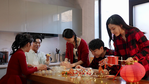 年轻朋友们自制月饼庆祝节日