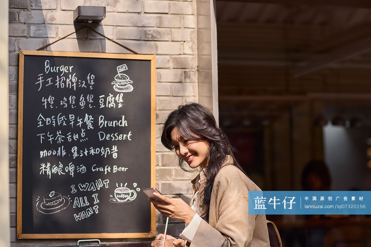 快乐的年轻女性在北京旅游