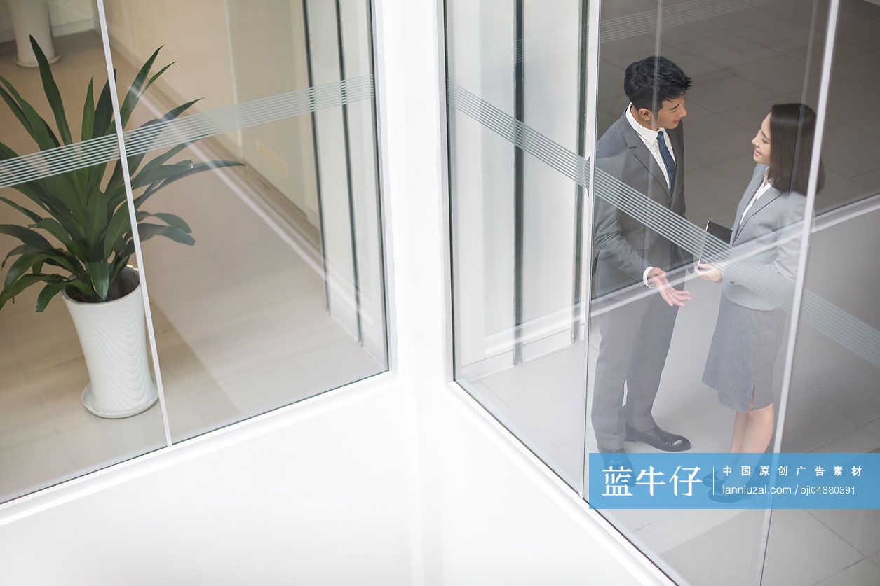 商务人士在办公室谈论