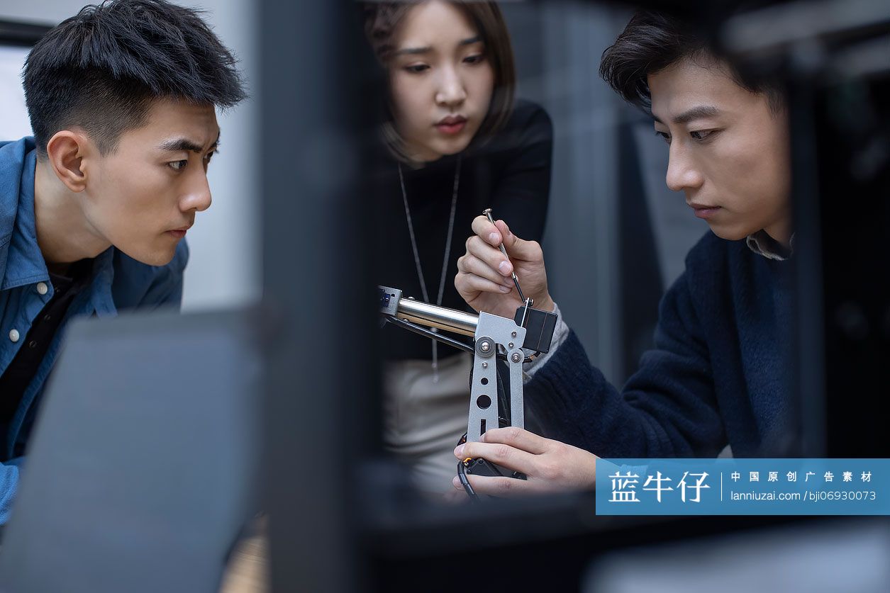 设计师团队研发机械臂